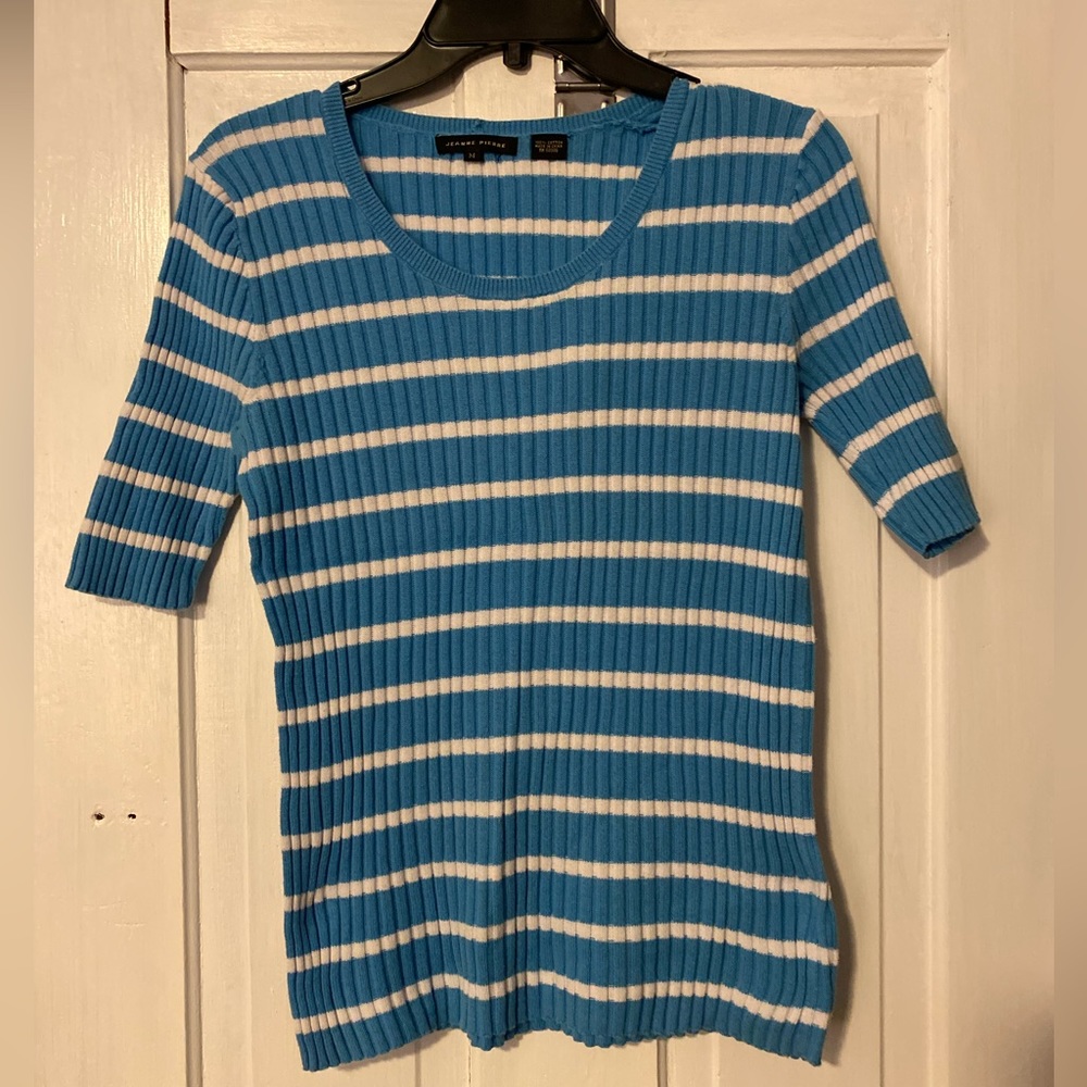 Short sleeved sweater top